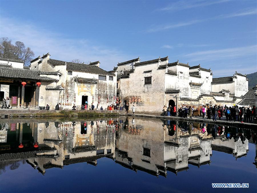 Turistas visitan la antigua aldea Hongcun en Anhui