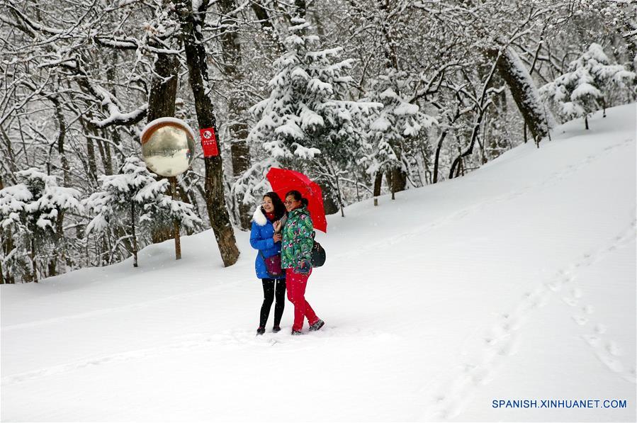 Turistas posan en la nieve en la Montaña Kongtong, en la ciudad de Pingliang, provincia de Gansu, en el noroeste de China, el 3 de enero de 2018. Una ola de frío trajo la primera nevada de 2018 a varios lugares de China. (Xinhua/Yang Xin)