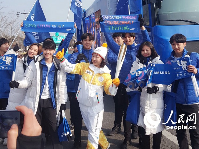 Pueblo en Línea participa en el relevo de la antorcha olímpica para los JJ.OO de Invierno de Pyeongchang