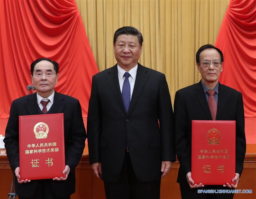 Un experto en explosivos y un virólogo ganan máximo premio científico chino