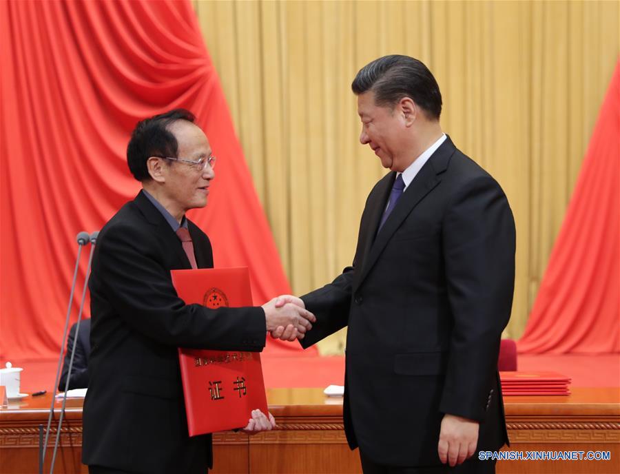 Un experto en explosivos y un virólogo ganan máximo premio científico chino