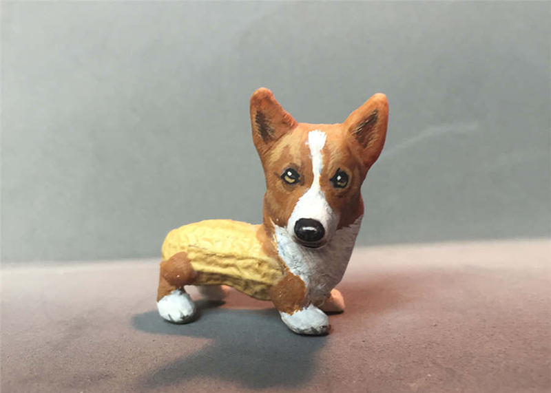 Este perro-cacahuete ha sido creado por el artista Steve Casino usando cápsulas de maní. [Foto: IC]