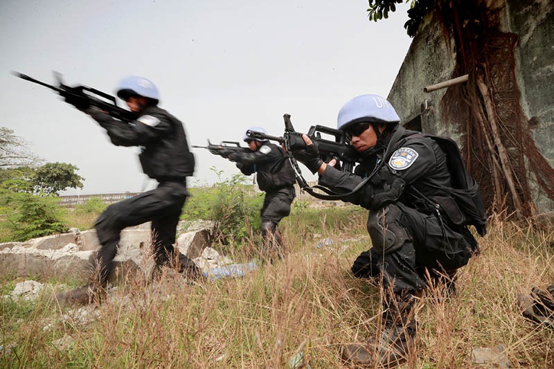 Miembros de la policía china para el mantenimiento de la paz participan de un entrenamiento táctico e integrado en Monrovia, capital de Liberia. Ellos se preparan para afrontar una gran variedad de situaciones de emergencia, 13 de enero del 2018. (Foto: Zhao Xiaoxin/ Xinhua)