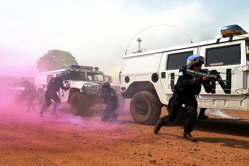 Miembros de la policía china para el mantenimiento de la paz participan de un entrenamiento táctico e integrado en Monrovia, capital de Liberia. Ellos se preparan para afrontar una gran variedad de situaciones de emergencia, 13 de enero del 2018. (Foto: Zhao Xiaoxin/ Xinhua)
