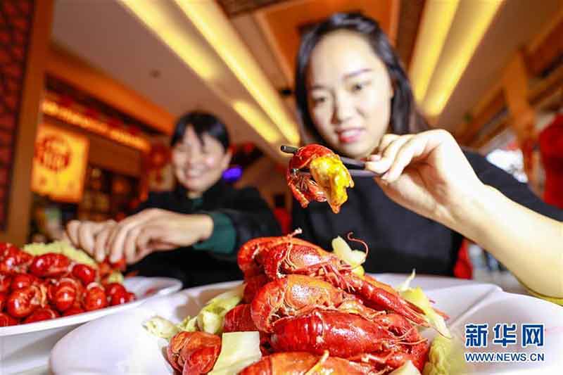 Maestros cocineros de Jiangsu preparan langostinos para saludar el Festival de Primavera