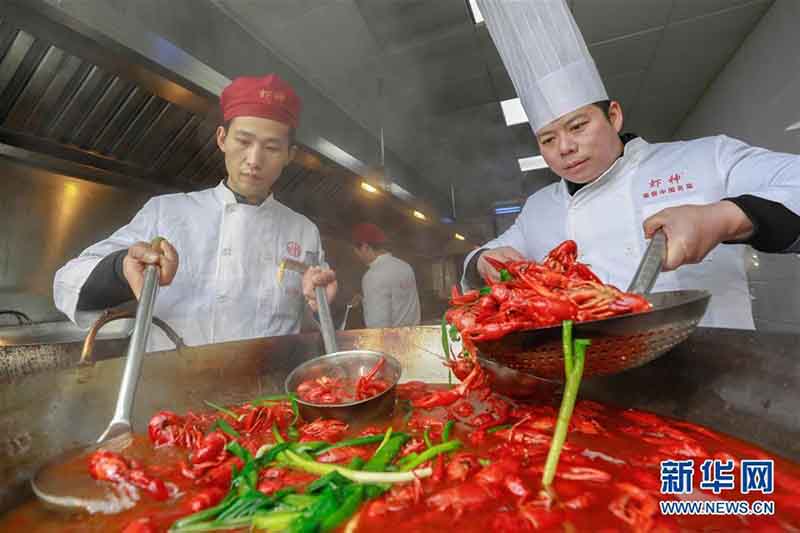 Maestros cocineros de Xuyi, provincia de Jiangsu, preparan langostinos para saludar el Festival de Primavera, que este año se celebrará el 16 de febrero, informó Xinhuanet.com, 23 de enero del 2018.