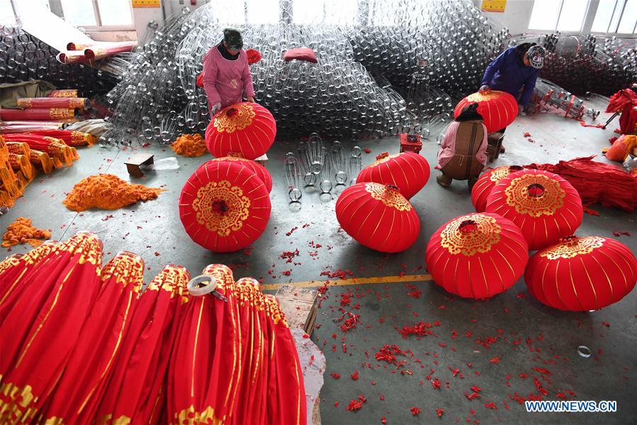 Residentes de Anhui fabrican farolillos rojos para el Año Nuevo Chino