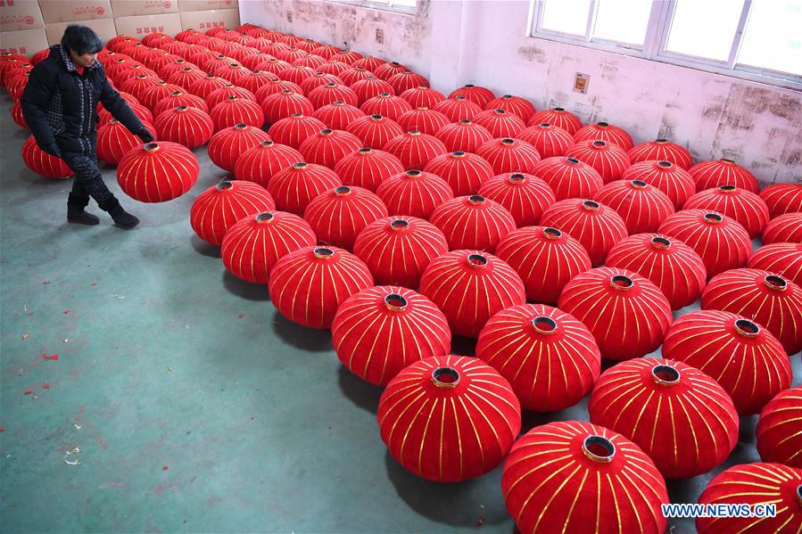 Residentes de Anhui fabrican farolillos rojos para el Año Nuevo Chino
