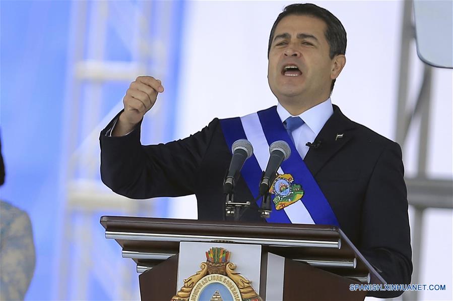 Inicia ceremonia de investidura de Hernández en Honduras