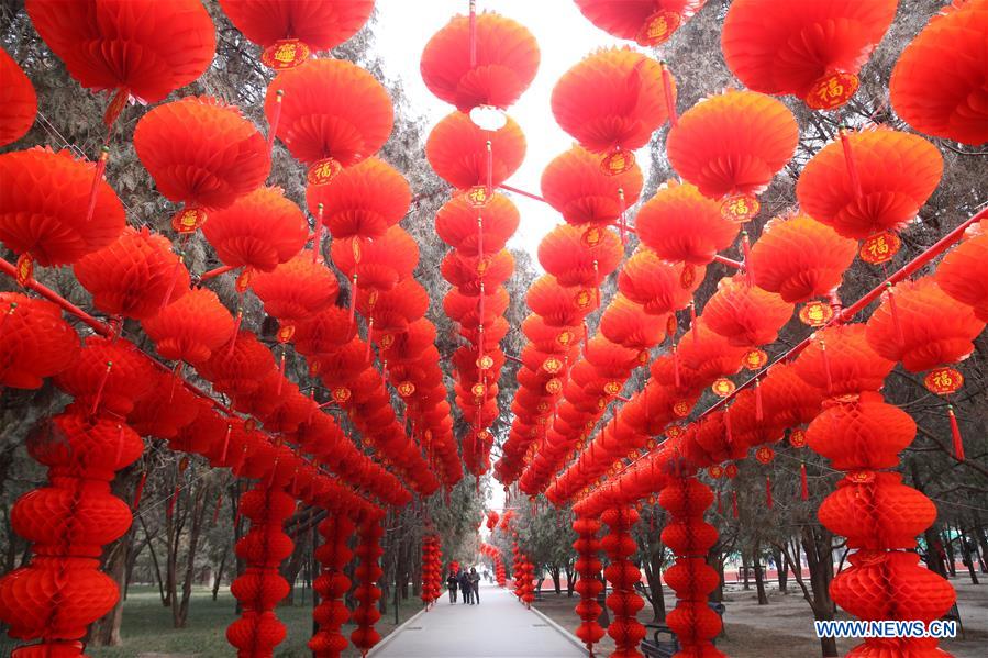 Bejing, 29/01/2018 (El Pueblo en Línea) -  Visitantes disfrutan de la belleza festiva delparque Ditan, conocido también como el parque del Templo de la Tierra.Este lugar ha sido decorado con farolillos rojos para celebrar el próximo Festival de la Primaverao Año Nuevo Lunar Chino, Beijing, 27 de enero del 2018. [Foto: Xinhua]