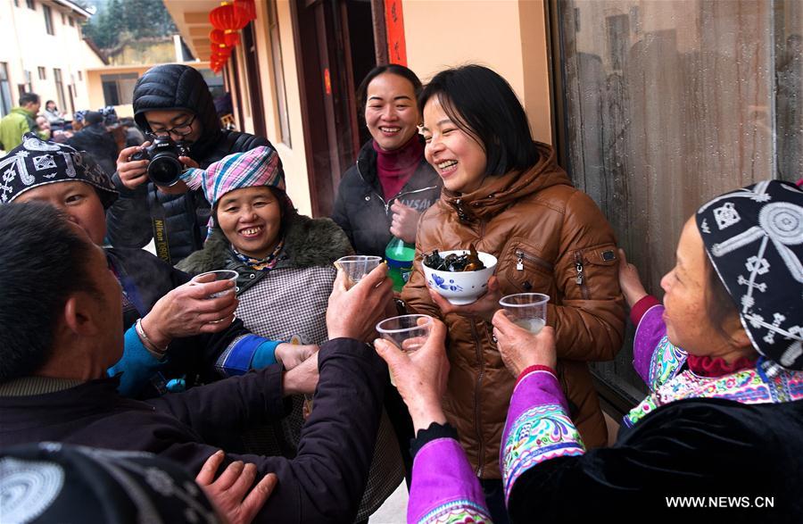 Miembros de bajos recursos del grupo étnico Dong expresan su gratitud por la entrega de nuevas casas en la aldea Rongdi en Sirong, municipio autónomo Rongshui Miao, Región Autónoma de Guangxi Zhuang. Gracias a la política de mitigación de la pobreza, 2.093 familias disfrutan de nuevas viviendas proporcionadas por el gobierno de Rongshui. 26 de enero del 2018. [Foto: Xinhua]