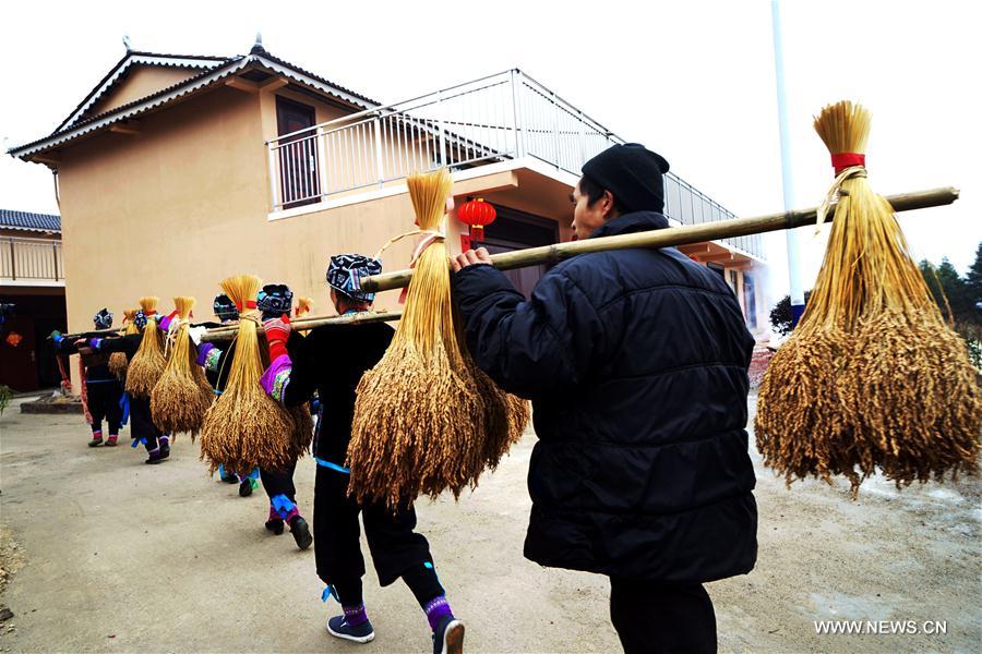 Miembros de bajos recursos del grupo étnico Dong celebran la mudanza hacia nuevas casas en la aldea Rongdi en Sirong, municipio autónomo Rongshui Miao, Región Autónoma de Guangxi Zhuang. Gracias a la política de mitigación de la pobreza, 2.093 familias disfrutan de nuevas viviendas proporcionadas por el gobierno de Rongshui. 26 de enero del 2018. [Foto: Xinhua]