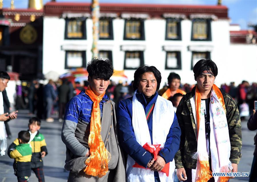 Peregrinos frente al templo Jokhang en Lhasa, capital de la Región Autónoma del Tíbet, el 26 de enero, 2018. En visperas del Año Nuevo Tibetano, muchos peregrinos llegaron a Lhasa parapedir buenas cosechas y prosperidad. 26 de enero del 2018 (Foto: Chogo)