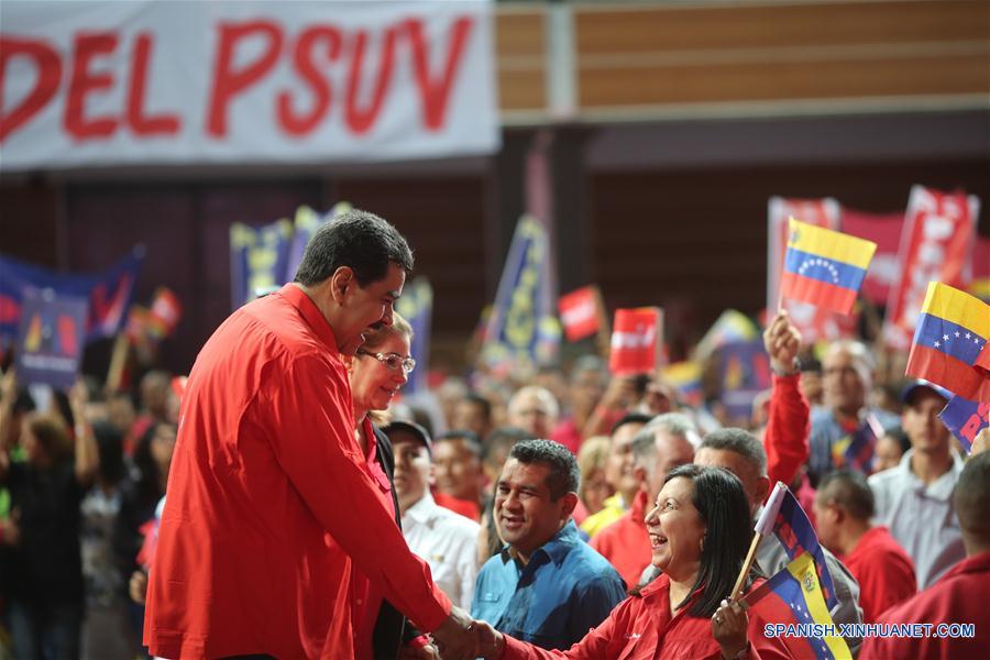 Imagen cedida por la Presidencia de Venezuela, del presidente venezolano, Nicolás Maduro (frente), participando durante el Congreso Extraordinario del Partido Socialista Unido de Venezuela (PSUV), en el Poliedro de Caracas, capital de Venezuela, el 2 de febrero de 2018. El gobernante Partido Socialista Unido de Venezuela (PSUV) decidió que Nicolás Maduro sea su candidato para los próximos comicios presidenciales del país, informó el viernes el primer vicepresidente del partido, Diosdado Cabello. "Aprobado por aclamación y por unanimidad", expresó Cabello durante el Congreso Extraordinario del PSUV, en Caracas, donde consultó a los militantes si estaban de acuerdo con esa propuesta electoral. El también legislador constituyente dijo que la decisión de esa organización política resultó tras evaluar el respaldo de los venezolanos al presidente Maduro. Durante el acto, estuvo presente Maduro, quien agradeció las palabras de Cabello y resaltó la "fortaleza" del PSUV (Xinhua/Presidencia de Venezuela)