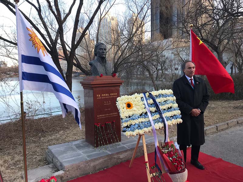 Antes de la recepción, los participantes ofrecieron flores a la estatua de José Gervasio Artigas, Padre de la Patria y héroe nacional de Uruguay para expresar su respeto.