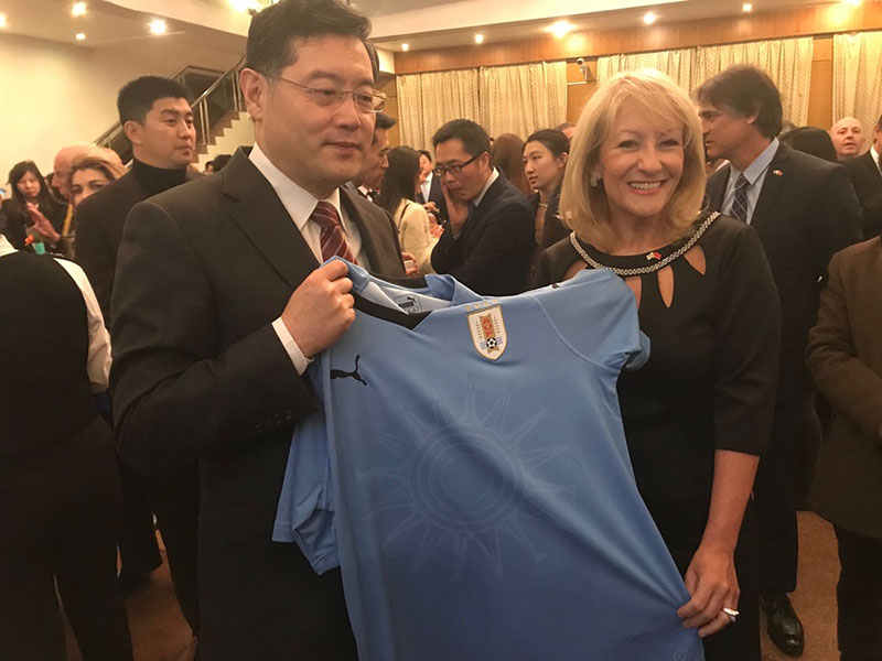 Qin Gang recibió un polo del equipo nacional de fútbol de Uruguay.