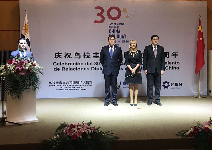 Se celebró con éxito la recepción del 30︒ aniversario del establecimiento de relaciones diplomáticas entre Uruguay y China