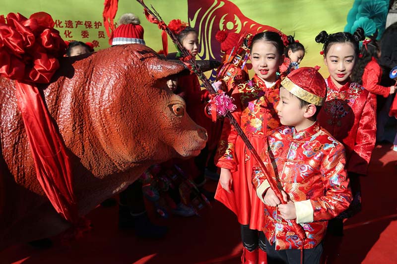 Los niños dan la bienvenida al periodo Comienzo de la Primavera en Beijing