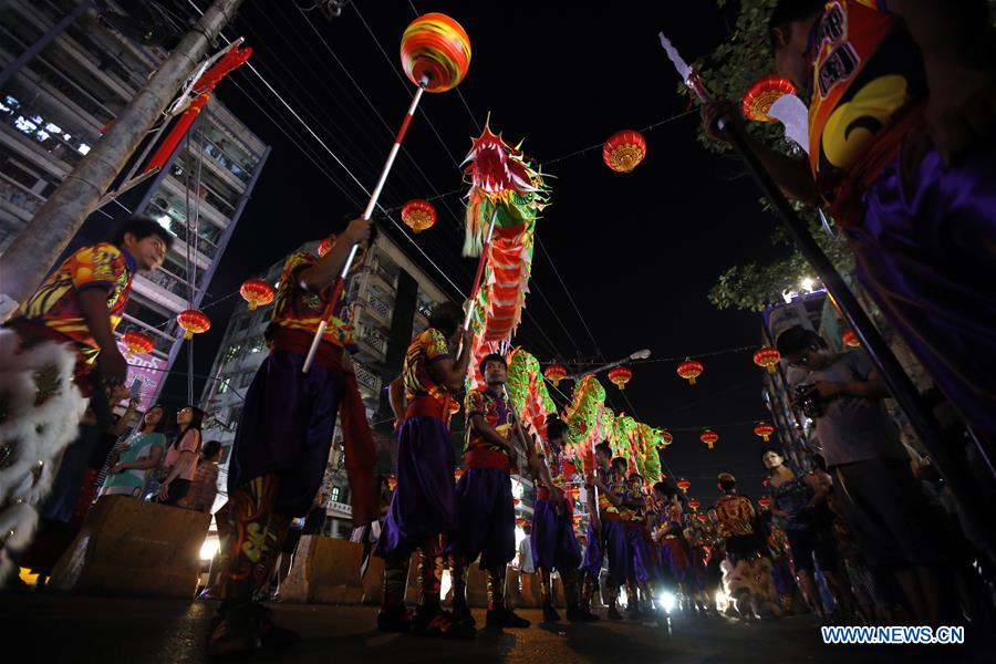 Varios bailarines realizan el baile del dragón durante una celebración para el próximo año nuevo chino en el barrio chino de Yangon, Myanmar, el 6 de febrero de 2018. El año nuevo chino se celebra el 16 de febrero de 2018. (Xinhua / U Aung)