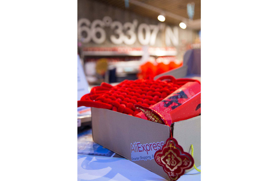 Ornamentos chinos para recibir el año nuevo son comprados en línea. [Foto: VCG]
