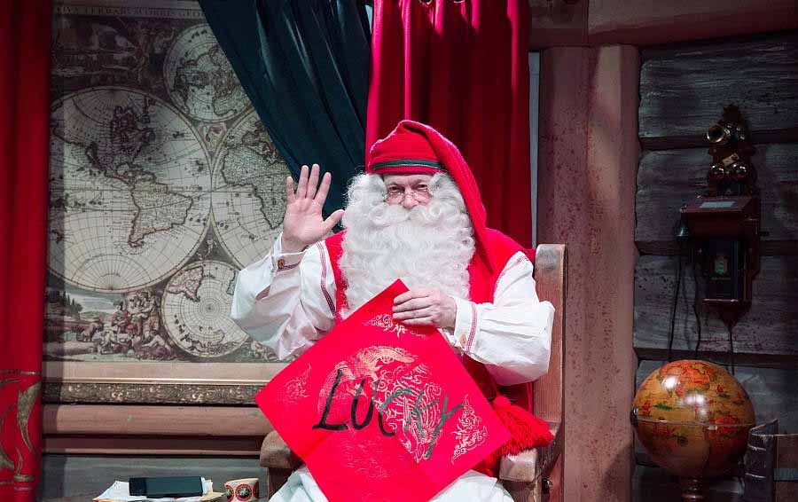Santa Claus y el carácter chino Fu, que significa felicidad y alegría, en Rovaniemi, Finlandia, el 7 de febrero del 2018. [Foto: VCG]