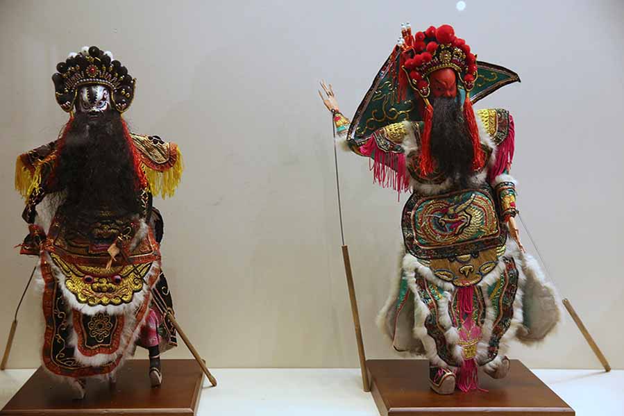 Sus obras ahora se usan en actuaciones de marionetas y para decorar templos, aunque también se han convertido en obras de arte para museos. [Foto de Jiang Dong / China Daily]