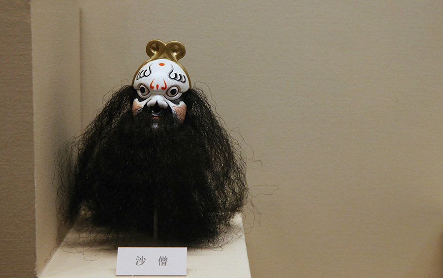 Una selección de marionetas hechas por Xu Zhuchu, la sexta generación de la familia de artesanos de apellido Xu, y su hijo Xu Qiang, se exhiben en una exposición conjunta en el Museo Nacional de China. [Foto de Jiang Dong / China Daily]