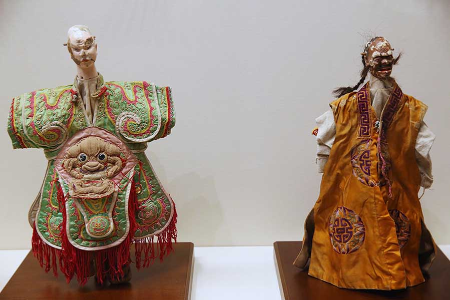 La familia de Xu en Zhangzhou, provincia de Fujian, se ha dedicado en los últimos dos siglos a la elaboración de marionetas. Los artesanos de la familia tallan cabezas de títeres y manos de madera y visten a los títeres con trajes bordados.[Foto de Jiang Dong / China Daily]
