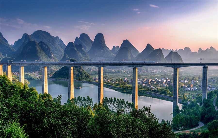 Ferrocarril de alta velocidad a través de montañas y ríos, tomada por Huang Kebing. [Foto proporcionada por photoint.net]