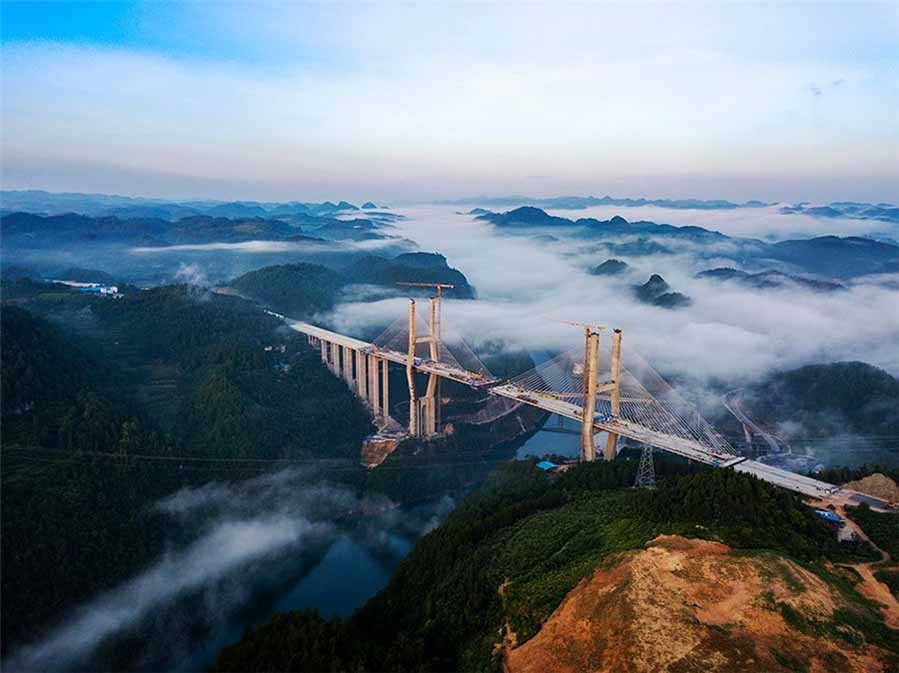 Puente entre las montañas, tomada por Liu Zhiquan. [Foto proporcionada por photoint.net]