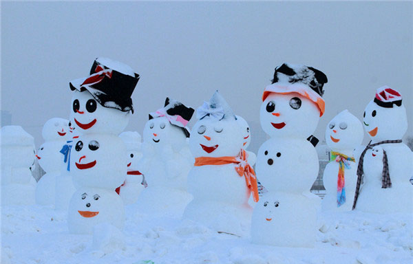 Gracioso muñeco de nieve adorna Harbin 