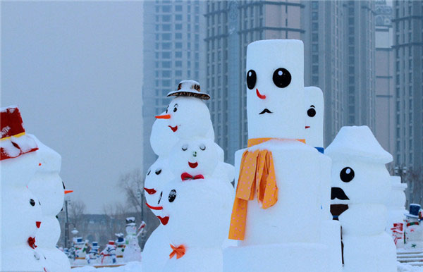Para saludar el año nuevo, un gracioso muñeco de nieve se exhibe en el Parque del Hielo y la Nieve de Harbin, provincia de Heilongjiang, que atrae a muchos visitantes de diferentes latitudes de China. [Foto: IC]