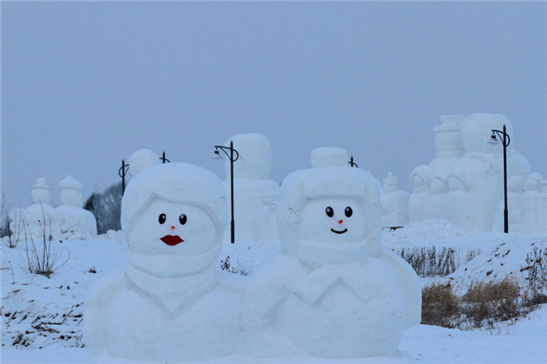 Para saludar el año nuevo, un gracioso muñeco de nieve se exhibe en el Parque del Hielo y la Nieve de Harbin, provincia de Heilongjiang, que atrae a muchos visitantes de diferentes latitudes de China. [Foto: IC]