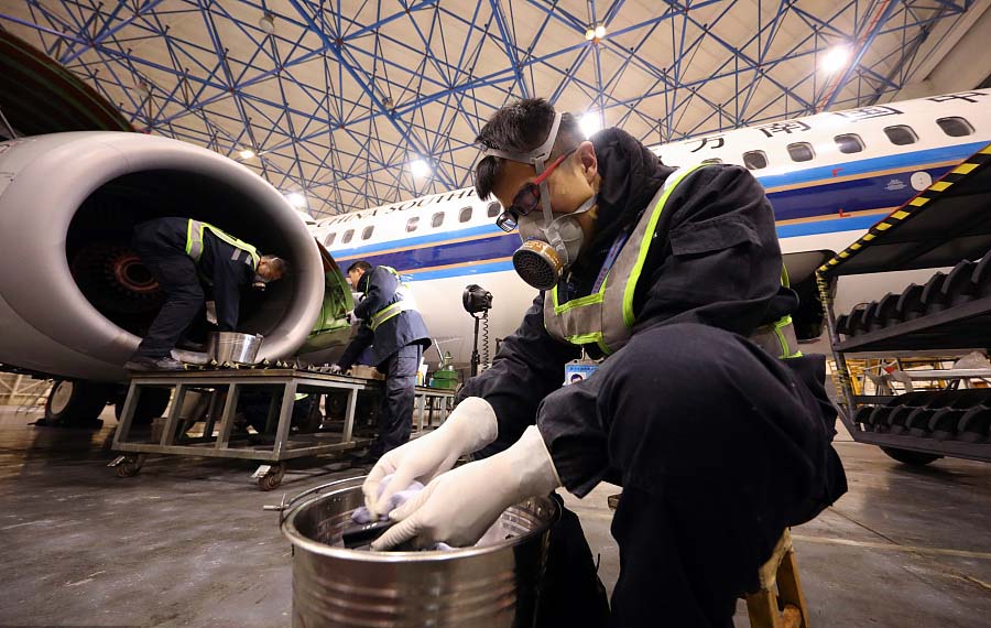 Un ingeniero limpia partes de aeronaves en un centro de mantenimiento en la ciudad de Wuhan que trabaja para la aerolínea China Southern, provincia de Hubei, 9 de febrero del 2018. [Foto: VCG]