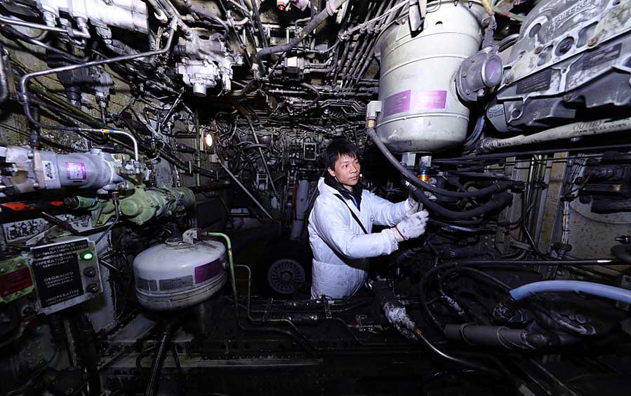 Un ingeniero trabaja en el interior de un avión en un centro de mantenimiento en la ciudad de Wuhan que trabaja para la aerolínea China Southern, provincia de Hubei, 9 de febrero del 2018. [Foto: VCG]