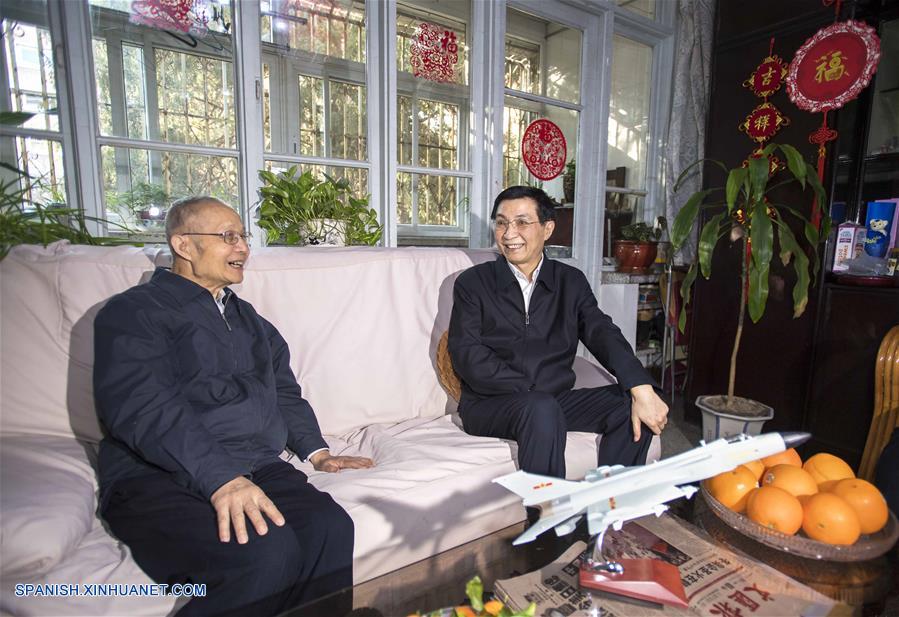 Alto cargo chino visita a científicos y trabajadores culturales en vísperas de Año Nuevo lunar