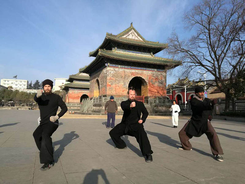 Pinnick (al centro) transmite la esencia del kung fu a sus estudiantes extranjeros. [Foto: Feng Yuxin]