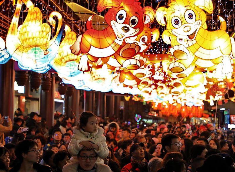 Los turistas contemplan los farolillos y decoraciones de Año Nuevo Chino en el Jardín Yuyuan de Shanghai, el 17 de febrero de 2018. Las celebraciones del Año Nuevo Chino se llevaron a cabo en toda China, que cayó en febrero 16 este año. (Xinhua / Zhuang Yi)
