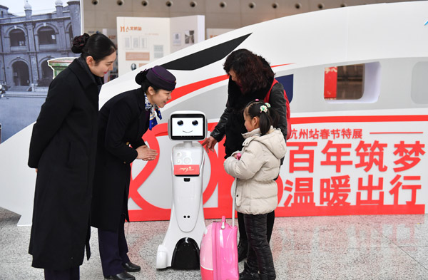 No. 2   Hangzhou      Un robot proporciona ayuda a los pasajeros en una estación de trenes de Hangzhou, provincia de Zhejiang, 1 de febrero del 2018. [Foto: Dong Xuming]