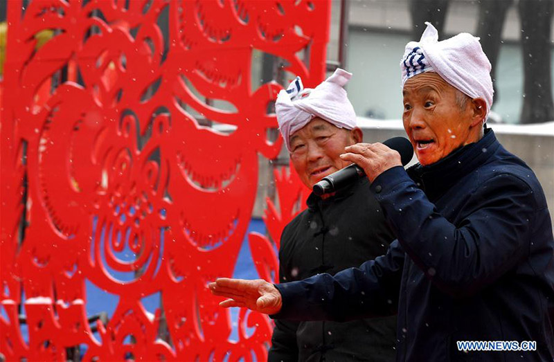 No. 5   Xi'an     Artistas folclóricos actuan en la ciudad de Xi'an, capital de la provincia de Shaanxi, 27 de enero del 2018. [Foto: Xinhua]