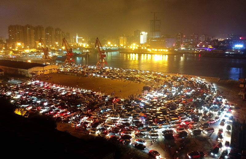 Vehículos esperan el servicio de ferry en Haikou, capital de la provincia de Hainan, 21 de febrero del 2018. [Foto: Xinhua]