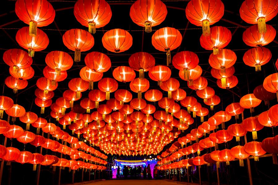 Ferias de linternas llevadas a cabo para celebrar Año Nuevo Lunar chino