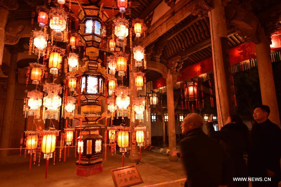 Se celebra una feria de farolillos en Zhejiang con motivo del Año Nuevo Chino