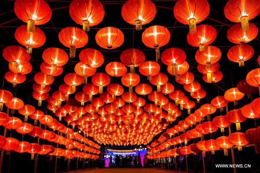 Se celebra una feria de farolillos en Zhejiang con motivo del Año Nuevo Chino