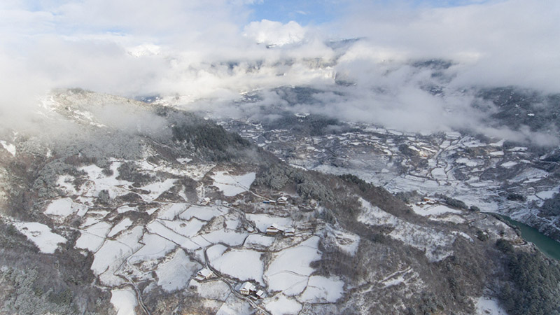 Qiaoqi, Sichuan, 26/02/2018(El Pueblo en Línea) -  Foto del 24 de febrero de 2018 muestra el paisaje nevado del municipio de Qiaoqi, condado de Baoxing, provincia de Sichuan, al suroeste de China. [Foto / Xinhua]