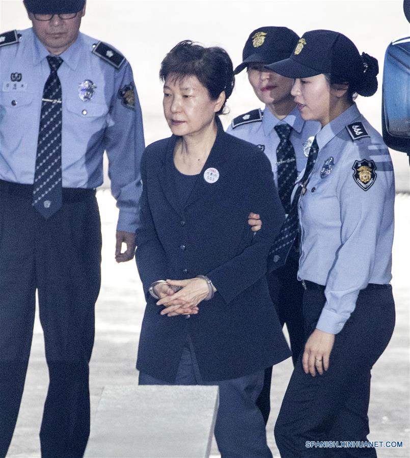 Fiscales surcoreanos piden 30 años de cárcel para expresidenta Park
