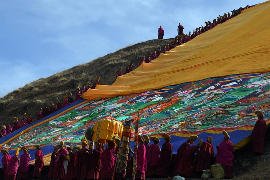 El “soleado del Buda" es una de las ceremonias anuales más importantes que se celebran en el monasterio de Labrang, provincia de Gansu, 28 de febrero del 2018. [Foto: Xinhua]