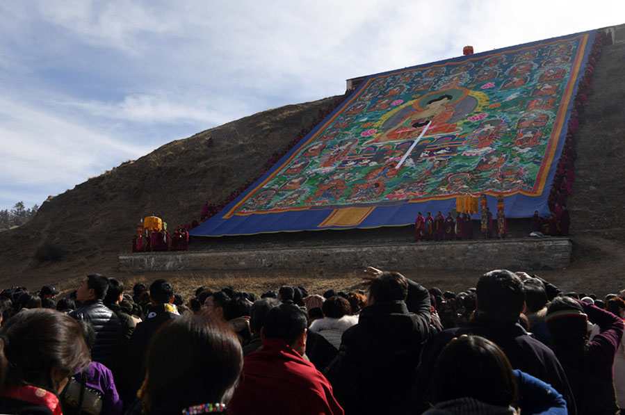 El “soleado del Buda" es una de las ceremonias anuales más importantes que se celebran en el monasterio de Labrang, provincia de Gansu, 28 de febrero del 2018. [Foto: Xinhua]