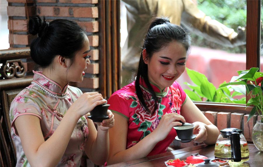 Mujeres en qipao disfrutan de un delicioso té en la Chuanlord Tourism Expo Park de Foshan, provincia de Guangdong, 5 de marzo del 2018. [Foto: IC]
