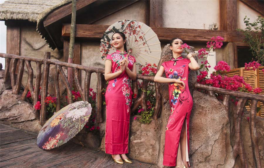 Mujeres en qipao reciben la primavera en la Chuanlord Tourism Expo Park de Foshan, provincia de Guangdong, 5 de marzo del 2018. [Foto: IC]